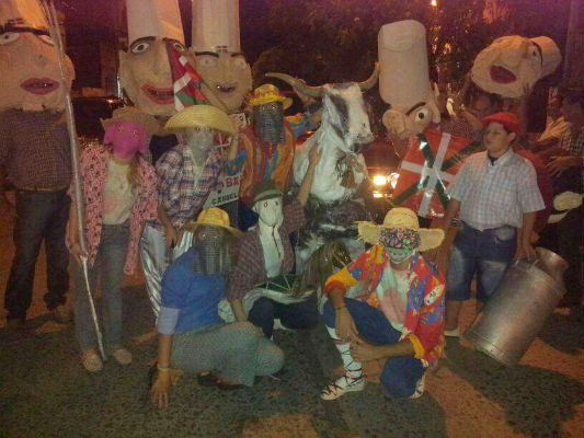 Dantzaris from Denak Bat in Cañuelas celebrating Carnival (photoEE)